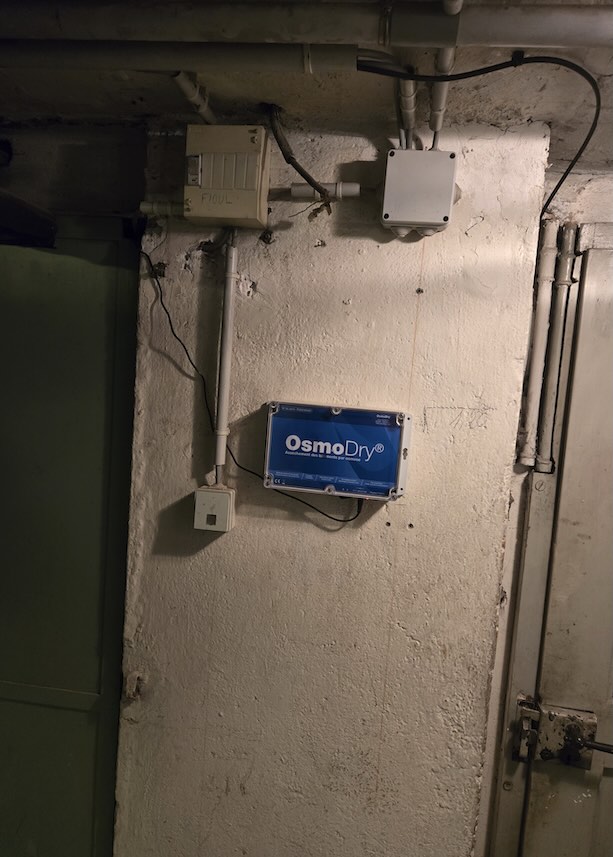 Boîtier OsmoDry® dans un sous-sol enduit