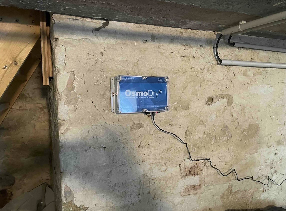 Boîtier OsmoDry® sur mur en pierres anciennes