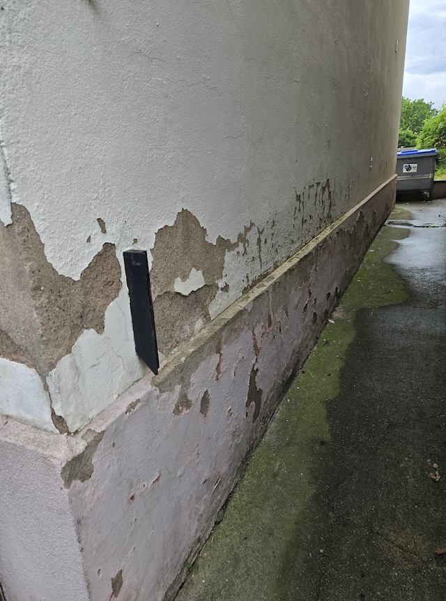 Façade extérieure avec peinture qui s'écaille — remontées capillaires