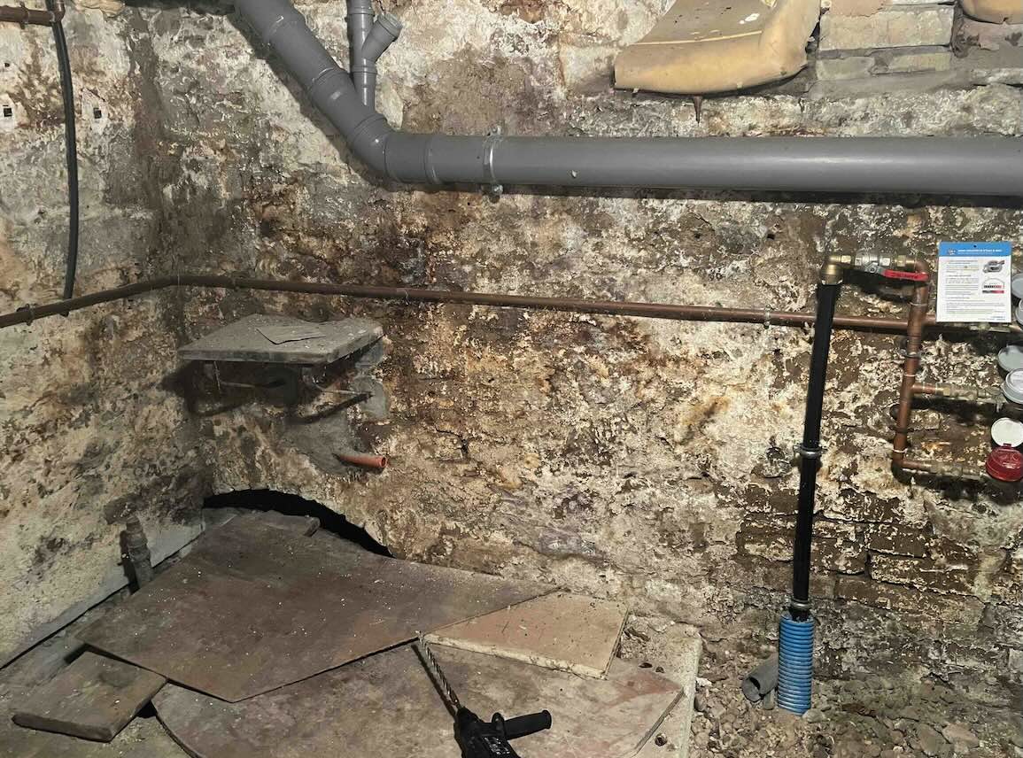 Sous-sol humide avec murs très dégradés